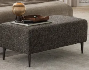 Pouf Eline in tessuto con piedini in metallo di Le Comfort