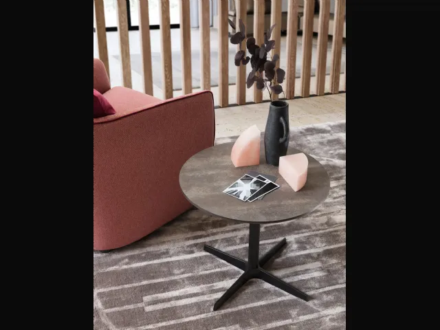 Tavolino rotondo Tweet con top in pietra e base in metallo di Le Comfort