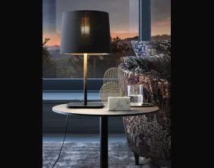 Lampada da tavolo Hygge con paralume in tessuto e base in metallo di Le Comfort