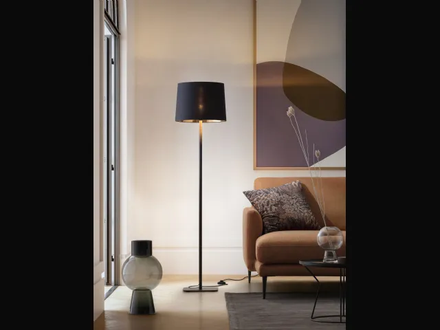 Lampada da terra Hygge con base in metallo e paralume in tessuto di Le Comfort