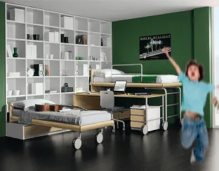 Cameretta salvaspazio Camere composizione 01 in laccato e legno con letto e scrivania scorrevoli di Fratelli Elli