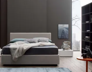 Letto in tessuto con testiera dal design semplice ed essenziale New Life di Spagnol Mobili