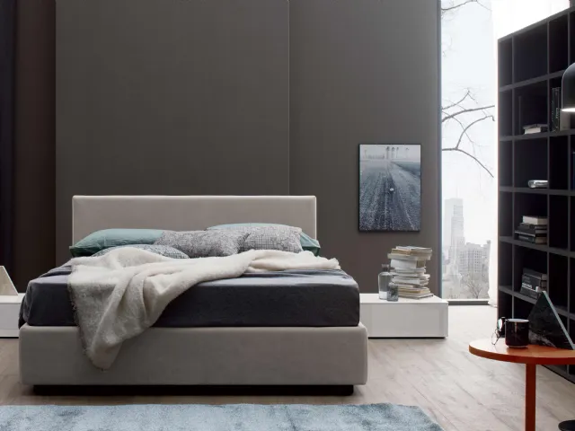 Letto in tessuto con testiera dal design semplice ed essenziale New Life di Spagnol Mobili