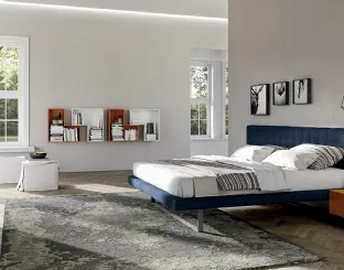 Letto Line Maya Light con boiserie rivestita tessuto di Spagnol Mobili