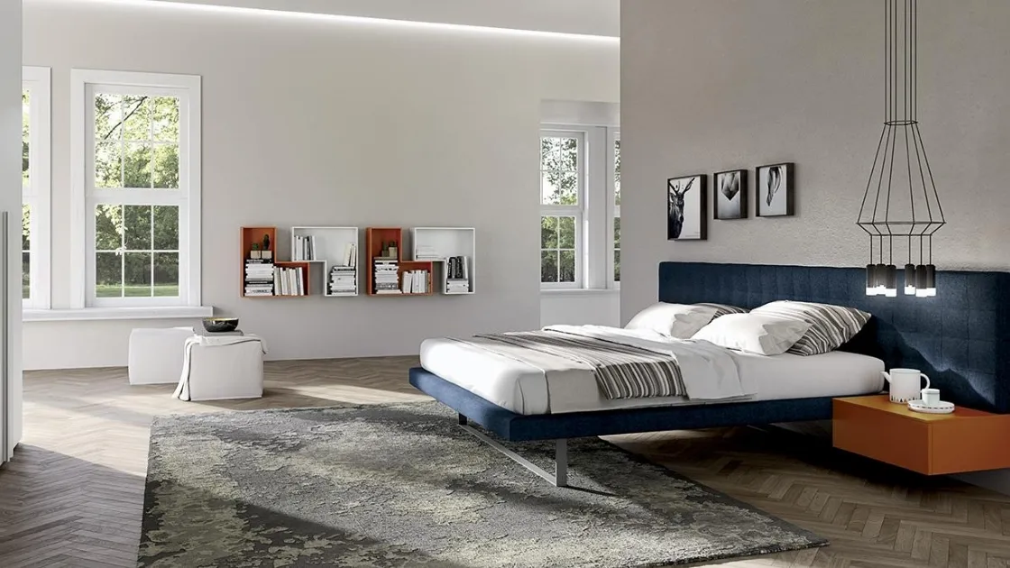 Letto Line Maya Light con boiserie rivestita tessuto di Spagnol Mobili