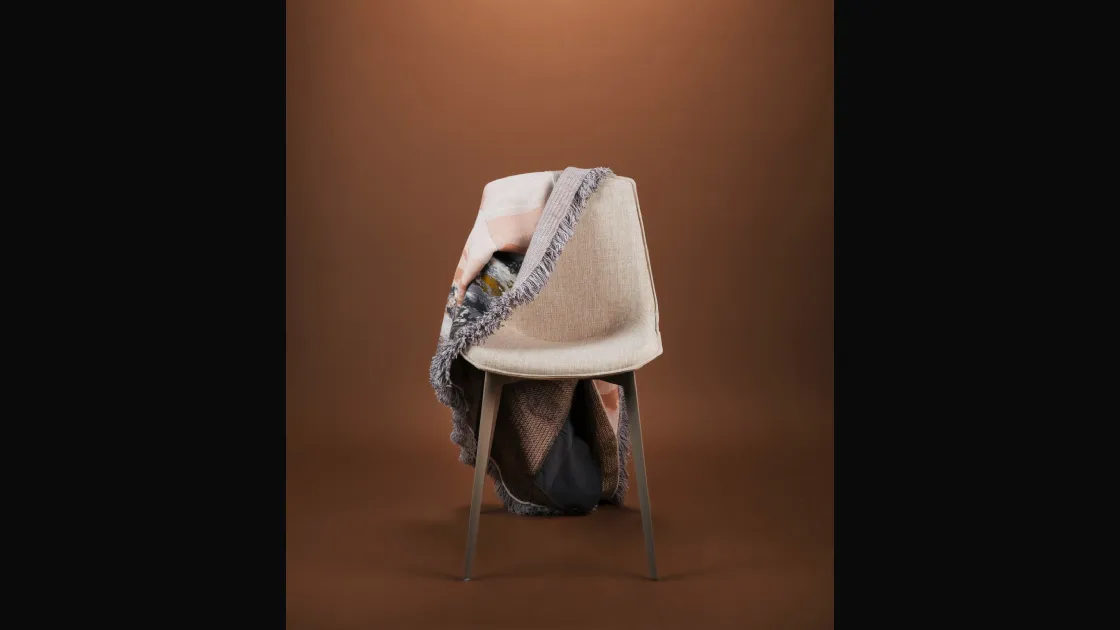 Sedia Eva 1 Soft in tessuto imbottito con gambe in alluminio di Pointhouse